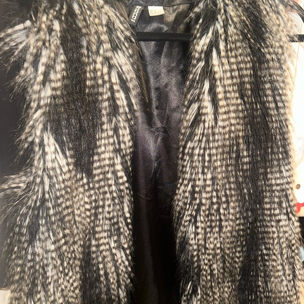 Divided H&M Black & White Faux Fur Vest Size 14 Textured Cozy
